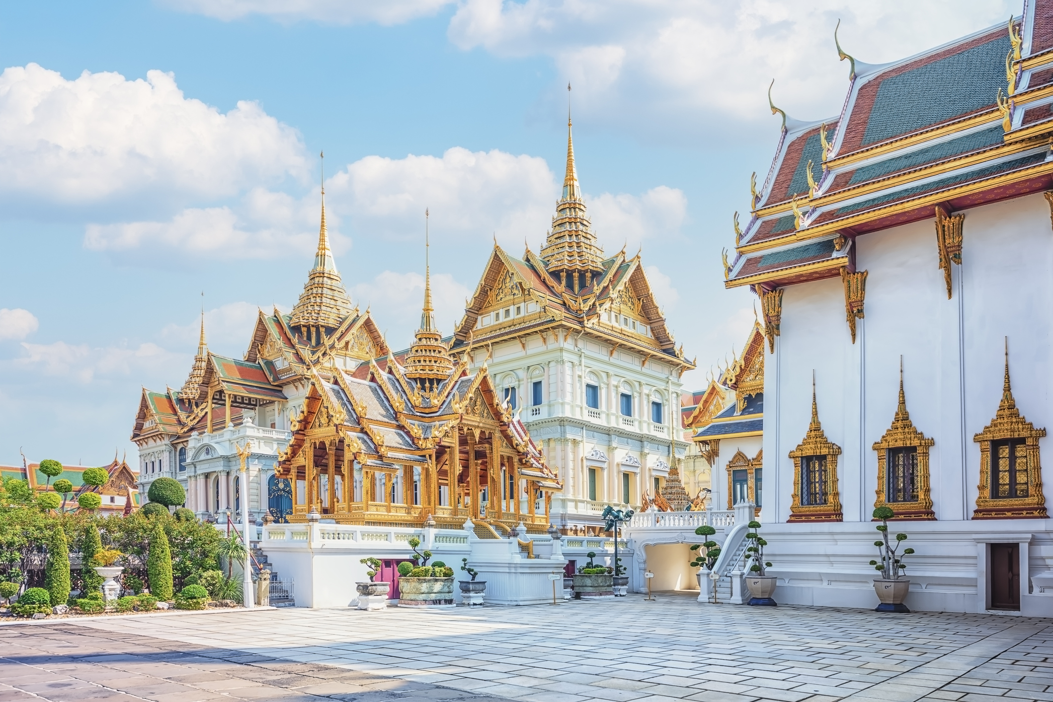 Footsteps of Love: A Romantic Wander through Bangkok's Heart