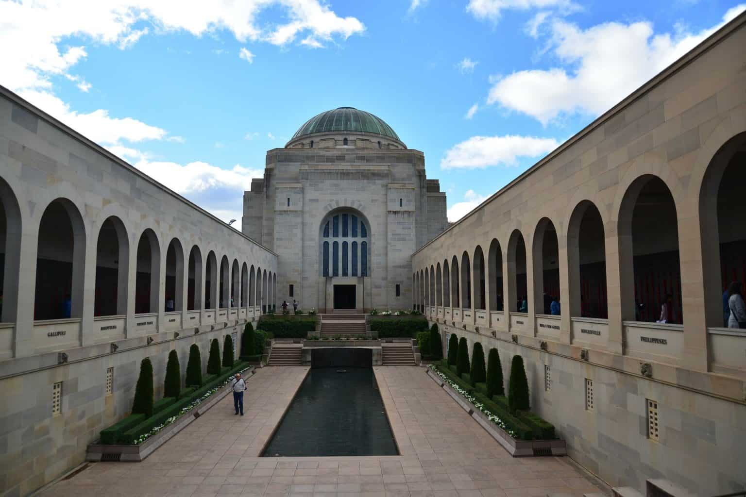 Walking tour in Canberra