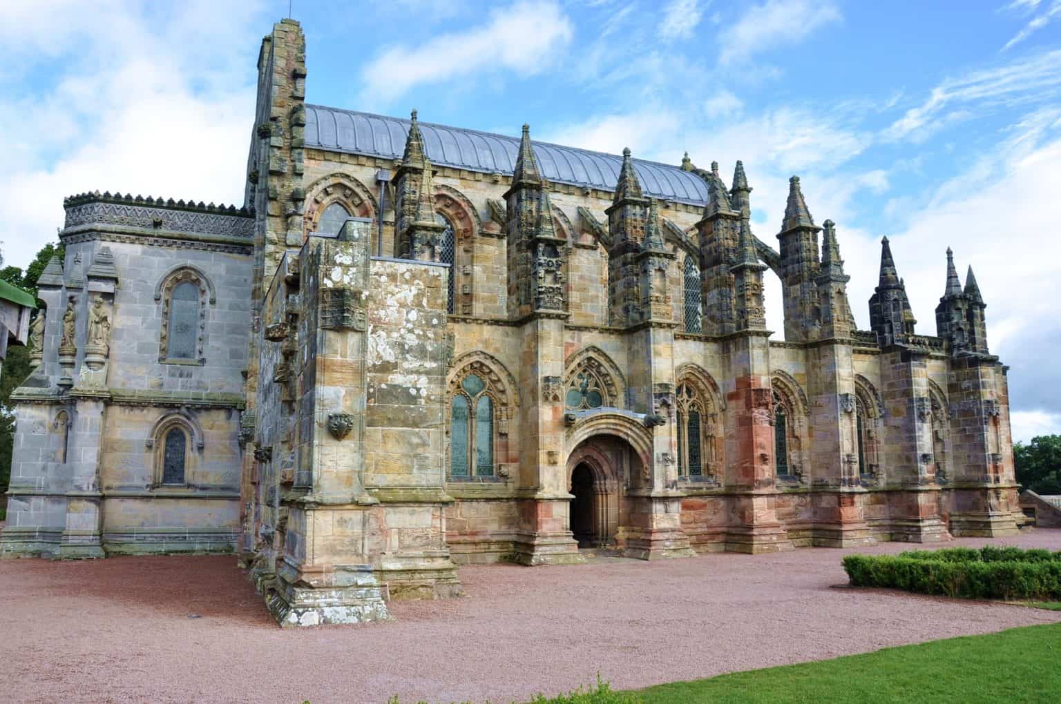 Walking tour in Roslin