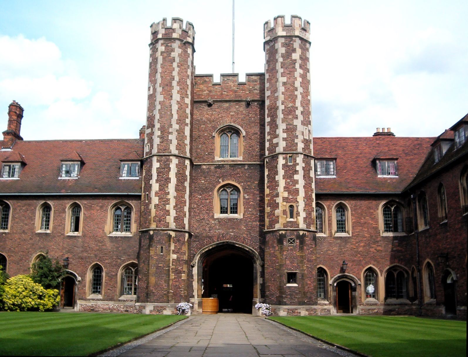 Family walking tour in Cambridge