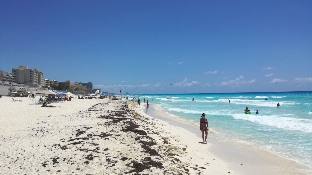 Family walking tour in Cancun