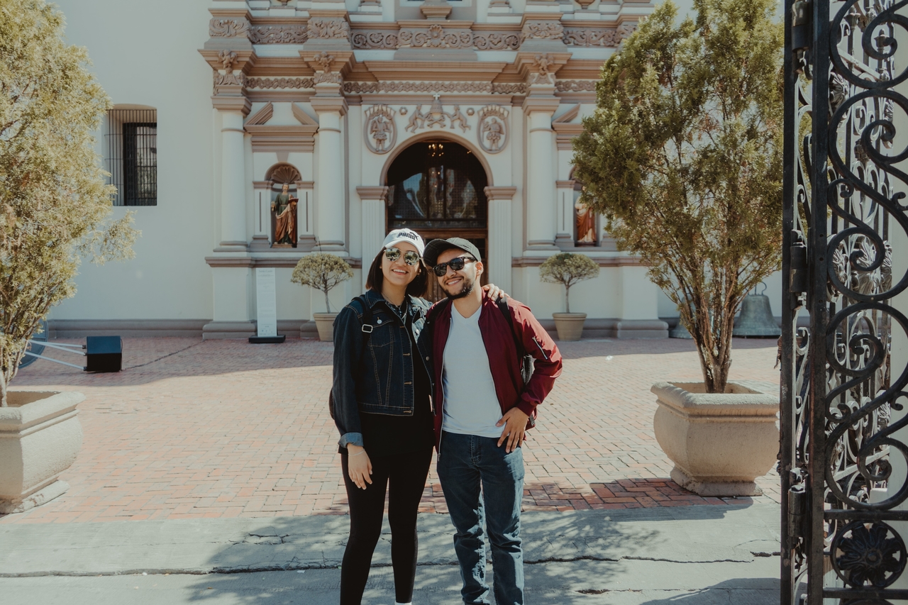 Family walking tour in Leon1