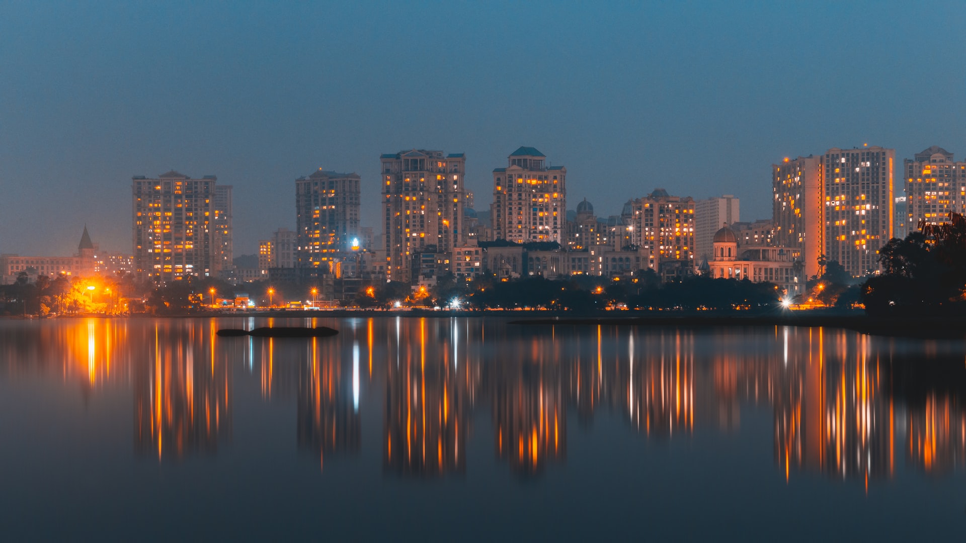 Discover the vibrant nightlife in Mumbai, India