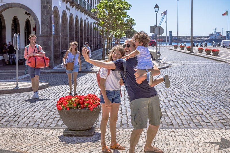 Private Ponta Delgada Cultural Walking Tour: Gates, Church & Market