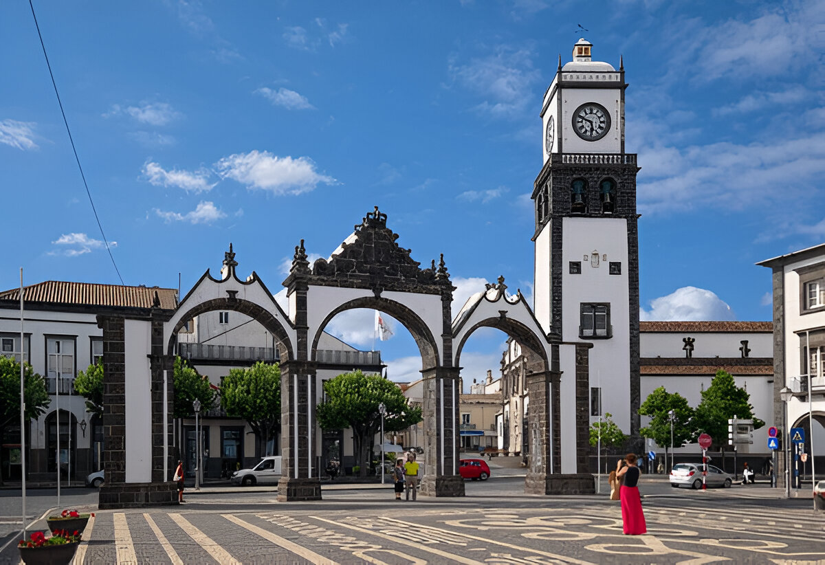 Private Ponta Delgada Cultural Walking Tour: Gates, Church & Market